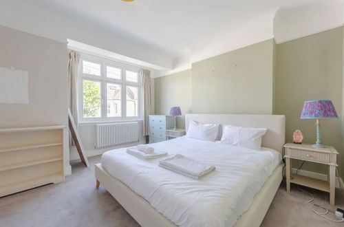 Photo 8 - Charming 4BD House With Private Garden - Tooting