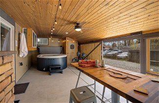 Foto 1 - Cozy Mountain Retreat in Downtown With Hot Tub and Bikes
