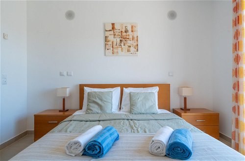 Foto 14 - Bright and Comfortable 2 Bedroom Apartment in Porto de Mos by Ideal Homes