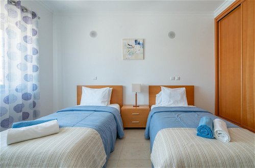 Foto 9 - Bright and Comfortable 2 Bedroom Apartment in Porto de Mos by Ideal Homes