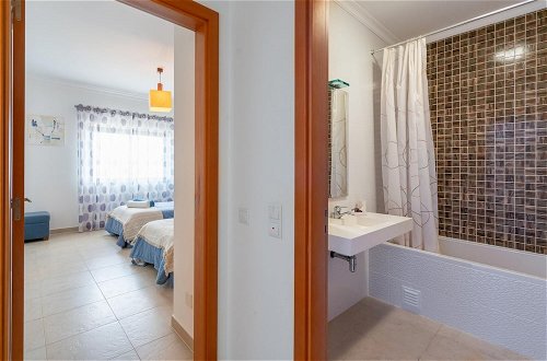 Photo 12 - Bright and Comfortable 2 Bedroom Apartment in Porto de Mos by Ideal Homes