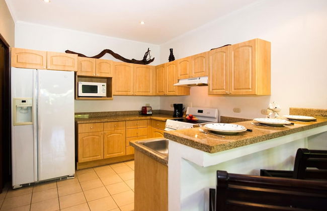 Beautiful Condo in Peaceful Cliffside Location with a Private Balcony & Stunning Ocean and Mountain Views - Foto 9