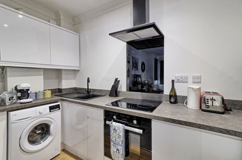 Photo 9 - Lovely 2bed Apartment in Westcliff-on-sea