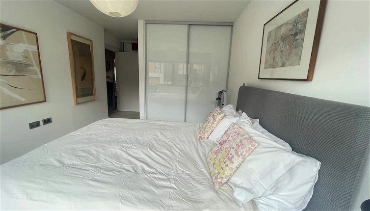 Photo 1 - Chic 2BD Flat With Private Balcony - Greenwich