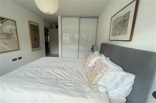 Photo 1 - Chic 2BD Flat With Private Balcony - Greenwich