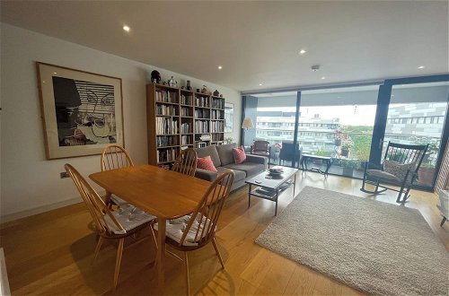 Photo 15 - Chic 2BD Flat With Private Balcony - Greenwich