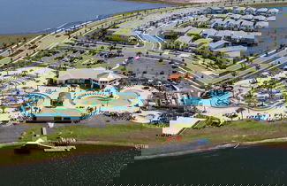 Foto 1 - Luxurious Resort Home Near Disney & Shopping!