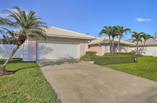 Photo 11 - Riviera Beach Home w/ Pool - Walk to Beaches