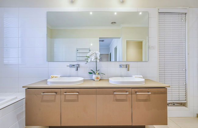 Stylish Luxe House at Point Cook - Photo 72