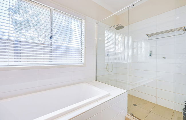 Stylish Luxe House at Point Cook - Photo 77