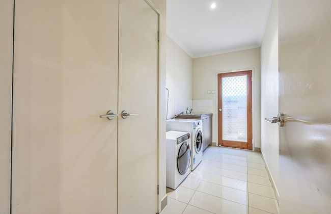 Stylish Luxe House at Point Cook - Photo 79