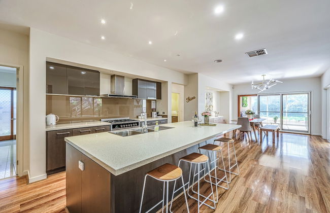 Stylish Luxe House at Point Cook - Photo 9