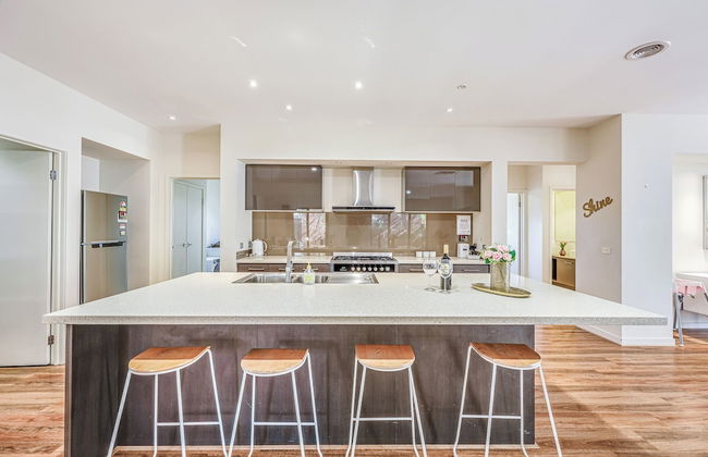 Stylish Luxe House at Point Cook - Photo 7