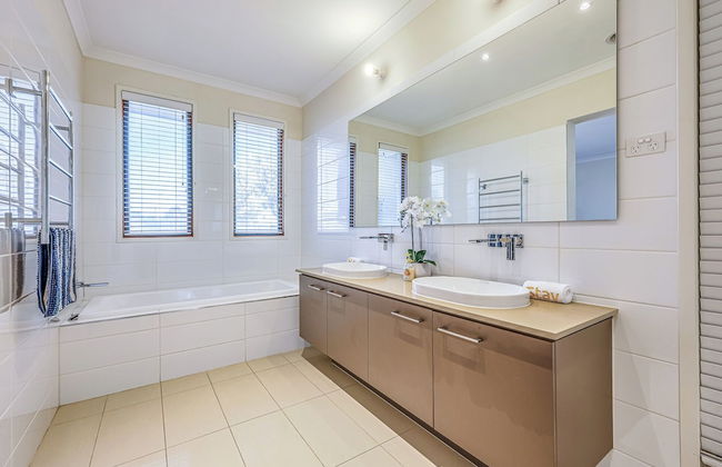 Stylish Luxe House at Point Cook - Photo 71