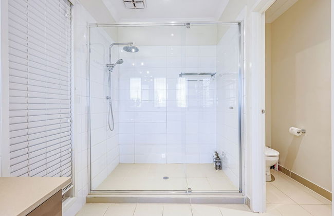 Stylish Luxe House at Point Cook - Photo 73