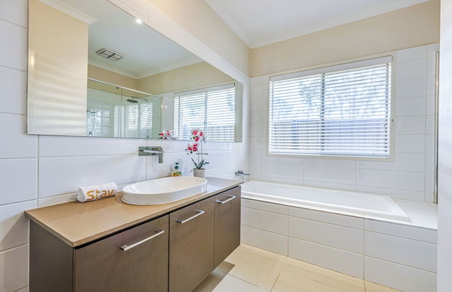 Stylish Luxe House at Point Cook - Photo 76