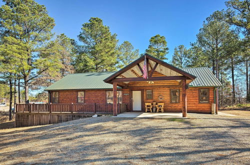 Foto 27 - Broken Bow Cabin w/ Hot Tub & Covered Deck