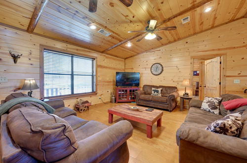 Foto 1 - Broken Bow Cabin w/ Hot Tub & Covered Deck