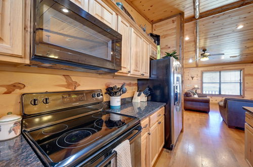 Foto 11 - Broken Bow Cabin w/ Hot Tub & Covered Deck