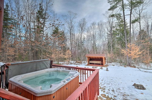 Foto 6 - Secluded Johnsburg Outdoor Oasis - Private Hot Tub