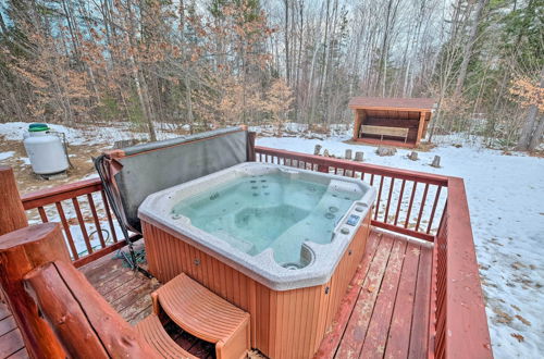 Foto 13 - Secluded Johnsburg Outdoor Oasis - Private Hot Tub