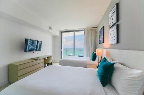 Foto 8 - Stunning Beachfront Condo with Ocean View