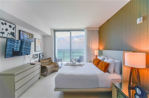 Foto 6 - Stunning Beachfront Condo with Ocean View