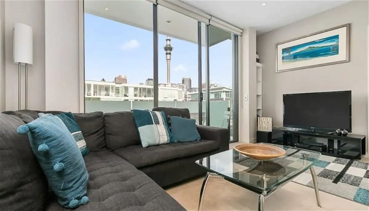 Photo 1 - Beautiful Two Bedroom - Pool, Gym & Free Parking