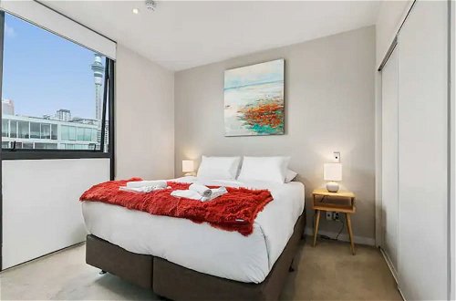 Photo 2 - Beautiful Two Bedroom - Pool, Gym & Free Parking
