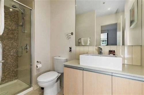 Photo 6 - Beautiful Two Bedroom - Pool, Gym & Free Parking