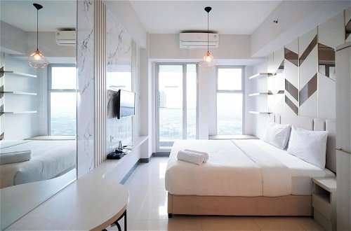 Foto 1 - Comfy Studio (No Kitchen) Apartment At Benson Supermall Mansion