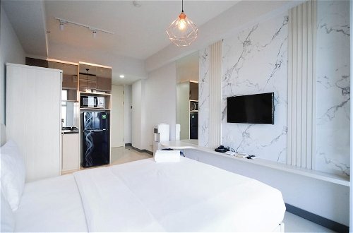 Foto 7 - Comfy Studio (No Kitchen) Apartment At Benson Supermall Mansion