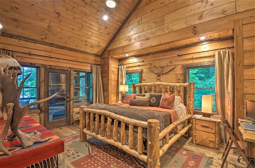 Foto 10 - Lakefront Lodge W/decks, Hot Tub, Game Room & More