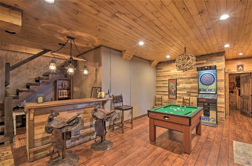 Foto 24 - Lakefront Lodge W/decks, Hot Tub, Game Room & More