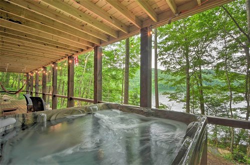 Foto 4 - Lakefront Lodge W/decks, Hot Tub, Game Room & More