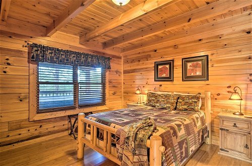 Foto 23 - Inviting Sevierville Cabin w/ Deck & Hot Tub