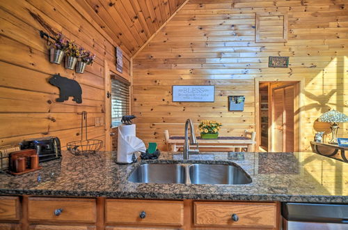 Foto 5 - Inviting Sevierville Cabin w/ Deck & Hot Tub