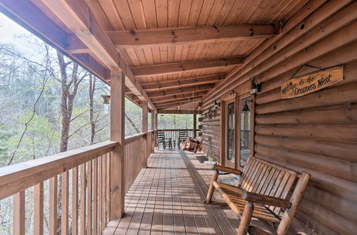 Foto 13 - Inviting Sevierville Cabin w/ Deck & Hot Tub