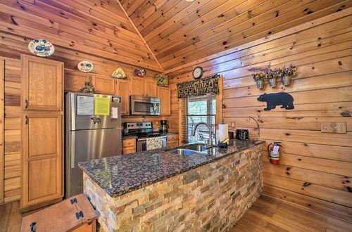 Foto 12 - Inviting Sevierville Cabin w/ Deck & Hot Tub