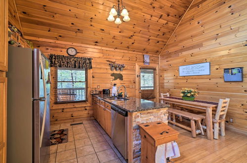 Foto 8 - Inviting Sevierville Cabin w/ Deck & Hot Tub