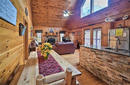 Foto 25 - Inviting Sevierville Cabin w/ Deck & Hot Tub