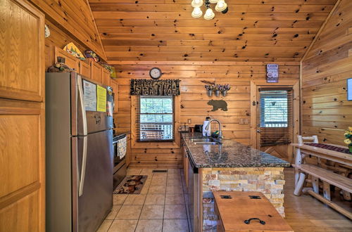 Foto 24 - Inviting Sevierville Cabin w/ Deck & Hot Tub