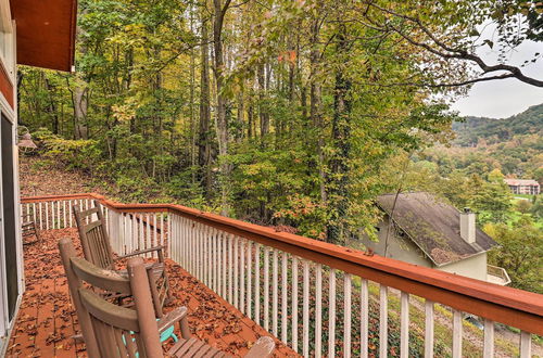 Foto 14 - Rustic Red Cabin w/ Deck in Maggie Valley Club