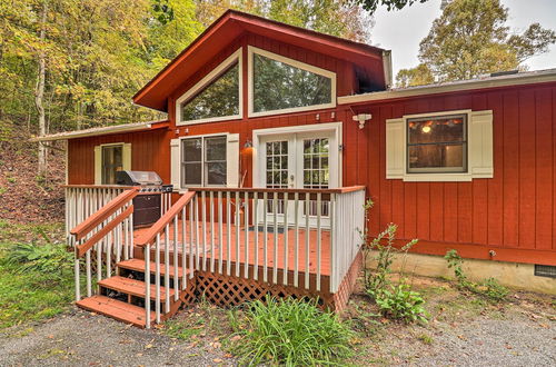 Foto 2 - Rustic Red Cabin w/ Deck in Maggie Valley Club