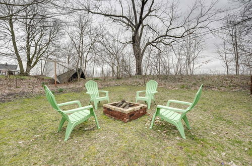 Foto 28 - Charming Fennville Home w/ Fire Pit & Deck