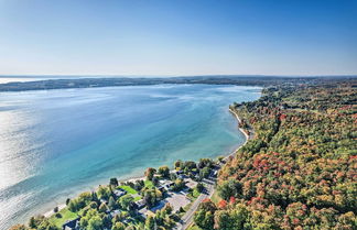 Foto 1 - Secluded Suttons Bay Abode w/ Fire Pit, Near Lakes