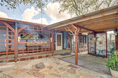 Foto 19 - Kerrville Vacation Rental w/ Colorful Courtyard