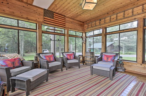 Foto 5 - Spacious Riverfront Escape w/ Private Hot Tub