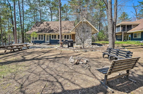 Foto 6 - Quiet Waterfront Cabin w/ Dock, Game Room, Hot Tub