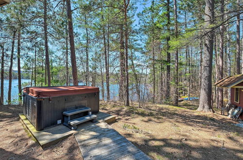 Foto 21 - Quiet Waterfront Cabin w/ Dock, Game Room, Hot Tub